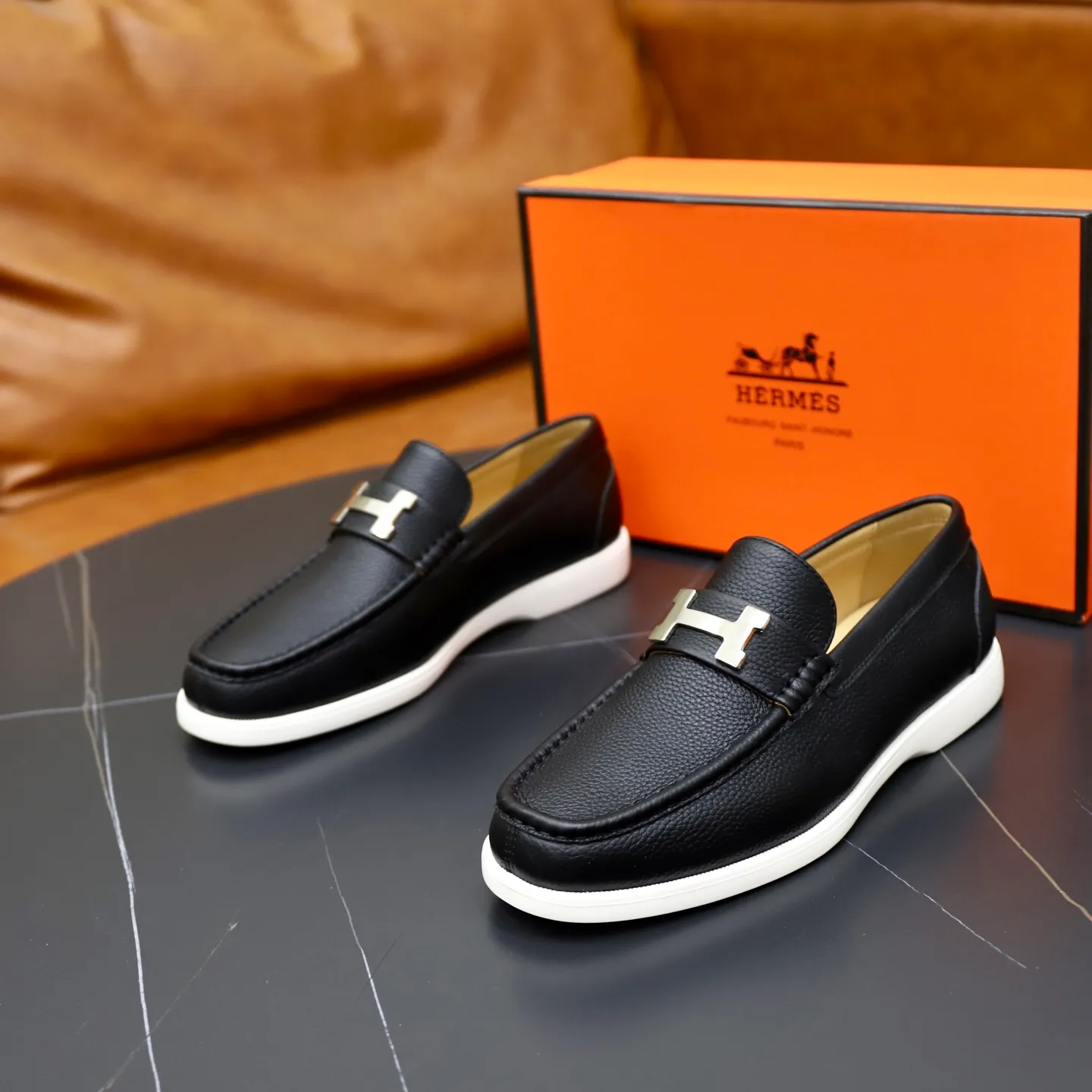 Ex-factory price: 560💰Hermès/Hermès slip-on men's shoes. This shoe is made of imported pebbled cowhide. It has simple and smooth lines and is combined with aerodynamically designed 3CM rubber foam ultra-light soles! Youthful and fashionable, classic H-shaped hardware buckle decoration, calf lining gently wraps the feet, with logo cowhide feet, casual and urban style, highlighting youthful vitality, sports and leisure version, super versatile, code number: 38-39-40-41-42-43-44 standard leather shoe size (45 can be customized but does not support returns)